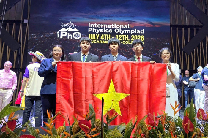 Đội tuyển quốc gia Việt Nam tại Olympic Vật lí quốc tế năm 2026, từ trái sang phải: Em Vũ Nguyên Nguyên, em Tạ Ngọc Minh, em Nguyễn Nhật Minh, em Lê Duy Khánh, em Nguyễn Thị Bích Ngọc. Ảnh: Bộ GD&ĐT&nbsp;
