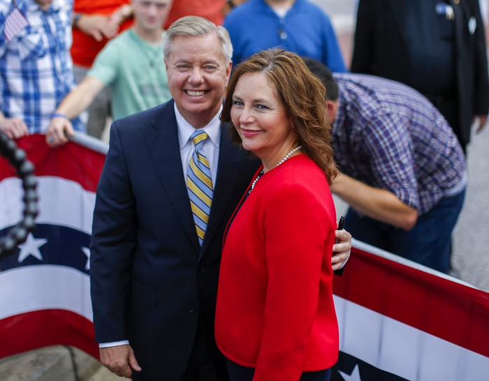 Thượng nghị sĩ Lindsey Graham cùng em gái, Darline Graham Nordone, năm 2015. (Ảnh: European Pressphoto Agency).