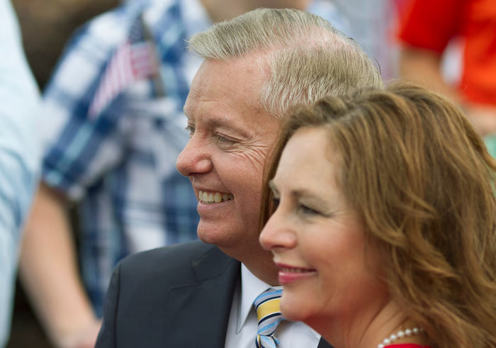 Lindsey Graham đứng cùng em gái Darline Graham Nordone ở Central, Nam Carolina ngày 1 tháng 6 năm 2015. (Ảnh: REUTERS/Christopher Aluka Berry) .