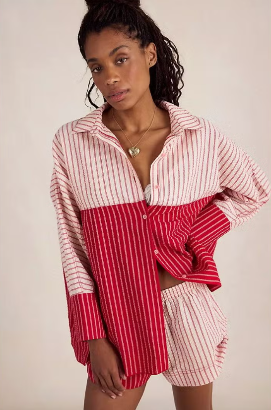 Sơ mi kẻ sọc nhiều màu có khả năng kết hợp đa dạng. Ảnh: Free People