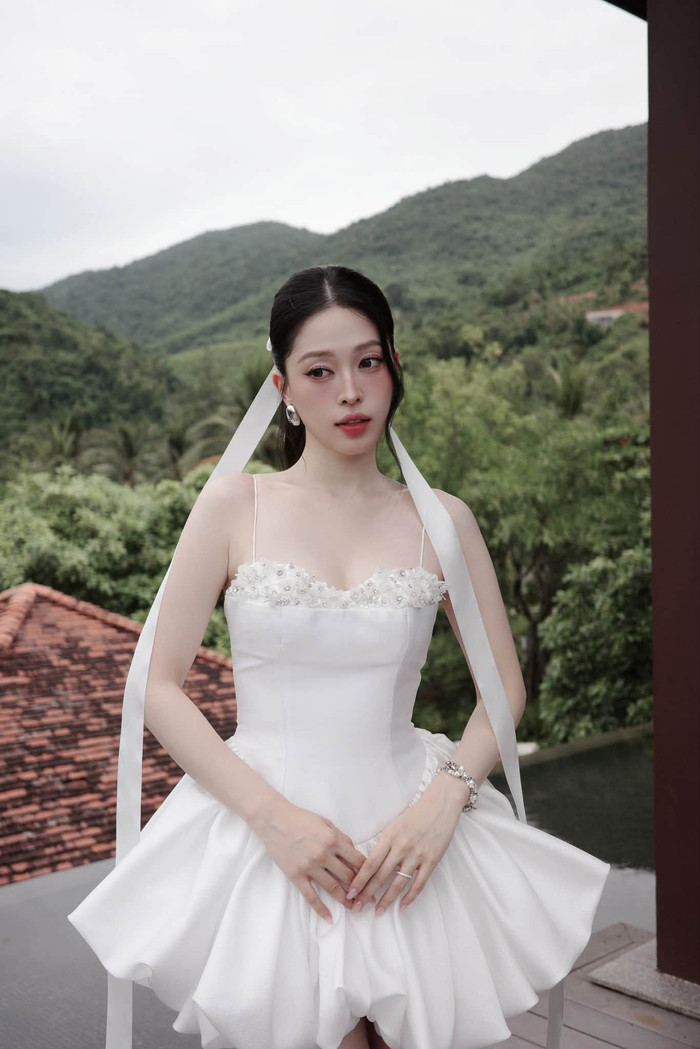 Á hậu Phương Nga khoe nhan sắc rạng rỡ trong váy trắng tinh khôi. (Nguồn: FBNV)