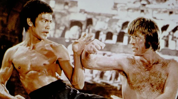Cuộc đối đầu giữa Lý Tiểu Long và Chuck Norris tại đấu trường Colosseum được xem là một trong những màn giao đấu kinh điển nhất lịch sử phim võ thuật.