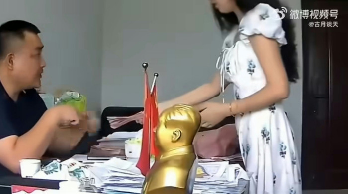 Xôn xao clip chủ tịch doanh nghiệp nhận phong bì đút lót, lập tức bị cách chức Ảnh 1