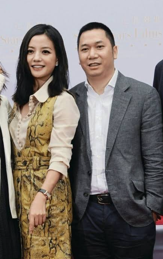 Sau khi kết thúc cuộc hôn nhân với Huỳnh Hữu Long, Triệu Vy nhiều lần trở thành tâm điểm của những tin đồn trên mạng xã hội. Ảnh: Sohu.