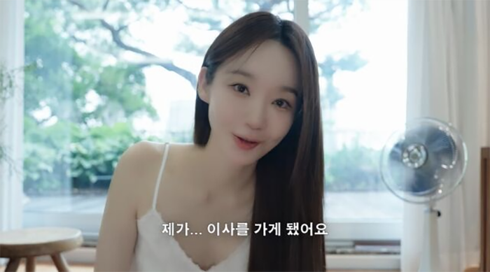 Ca sĩ Kang Min Kyung đang là tâm điểm bàn luận của dân mạng xứ Hàn.