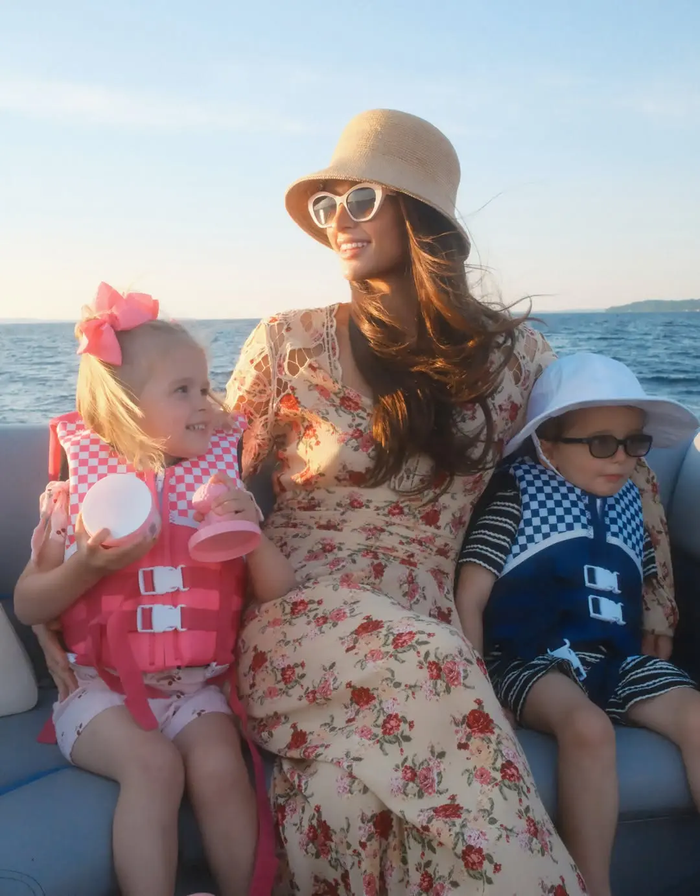 Paris Hilton gây bất ngờ với diện mạo khác lạ vì thay đổi một chi tiết Ảnh 1