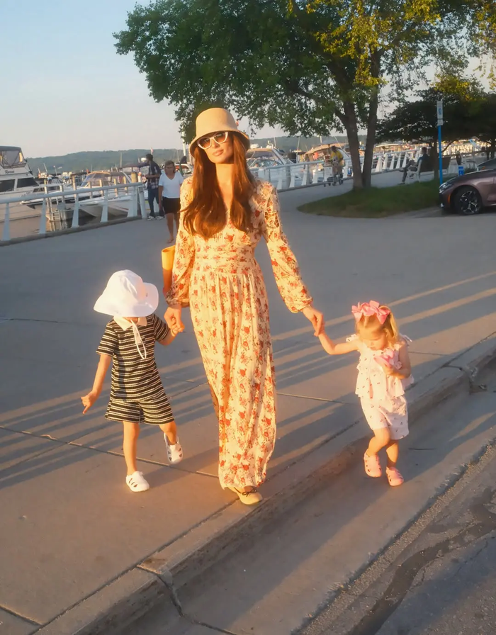 Paris Hilton gây chú ý với mái tóc nâu sáng uốn gợn sóng.