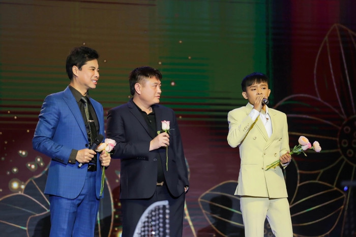 Danh ca Ngọc Sơn và doanh nhân Bầu Thụy nâng đỡ Hồ Văn Cường sau biến cố.