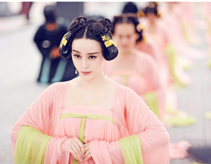 Trước khi trở thành nữ hoàng quyền lực, Võ Mỵ Nương của Phạm Băng Băng bắt đầu hành trình trong cung đình với thân phận một thiếu nữ dịu dàng, từng bước bước vào vòng xoáy quyền lực.