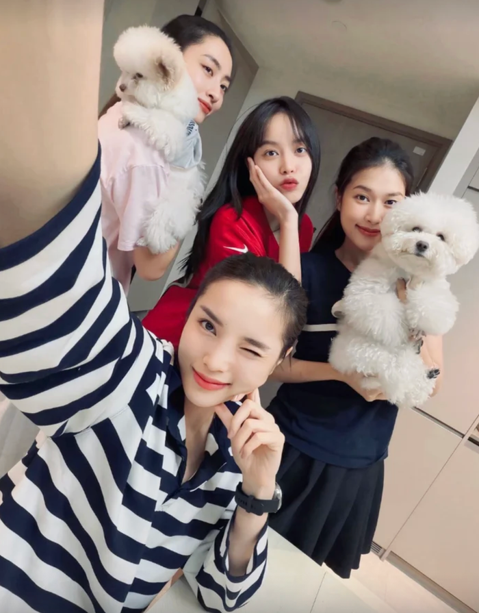Kỳ Duyên lộ rõ sự vui vẻ khi gặp gỡ Thanh Thủy, Thiên Ân và Lương Thuỳ Linh. Ảnh: IGNV