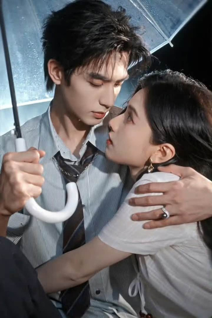Trần Dị đứng dưới chiếc ô trong suốt, che cho Miêu Tĩnh như một thói quen chưa từng phai.