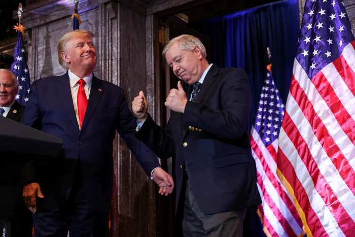 Lindsey Graham ra hiệu trong một buổi vận động tranh cử của Donald Trump tại Tòa nhà Quốc hội bang Nam Carolina ở Columbia, Nam Carolina vào ngày 28 tháng 1 năm 2023. Ảnh của Shannon Stapleton/Reuters.