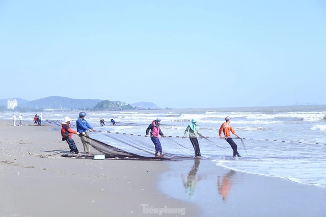 Vẻ đẹp lao động trên bãi biển Cửa Lò. Ảnh: báo Tiền Phong