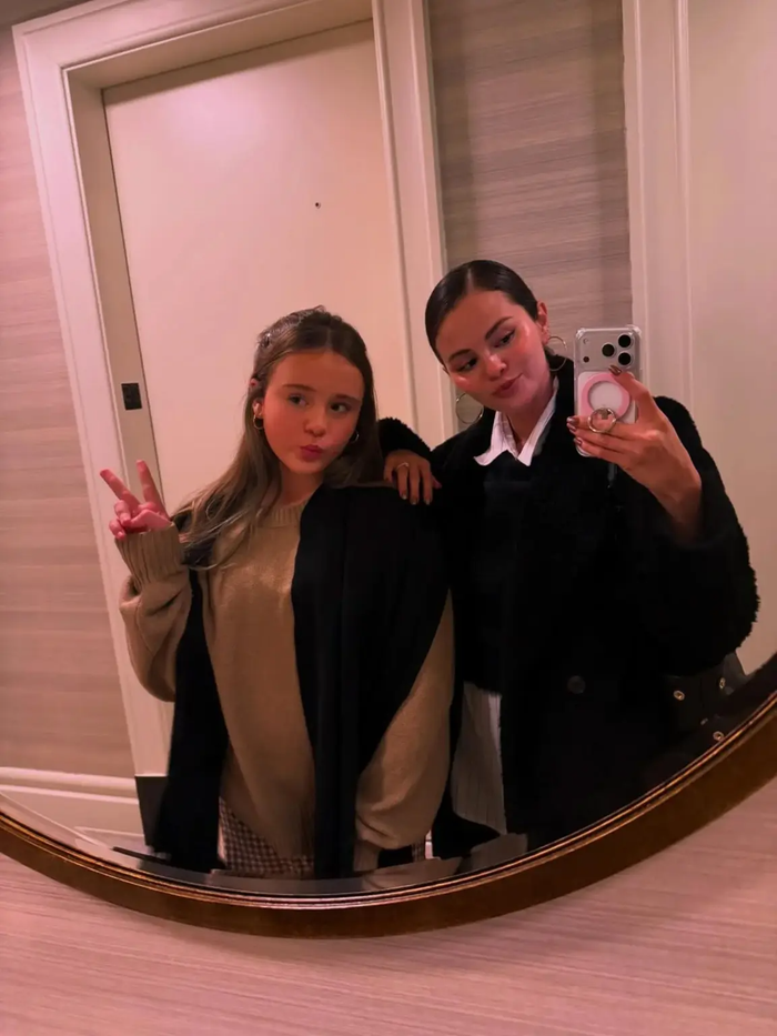 Mandy Teefey chia sẻ loạt ảnh trên Instagram, trong đó có ảnh Selena Gomez và em gái của nữ ca sĩ - Gracie.