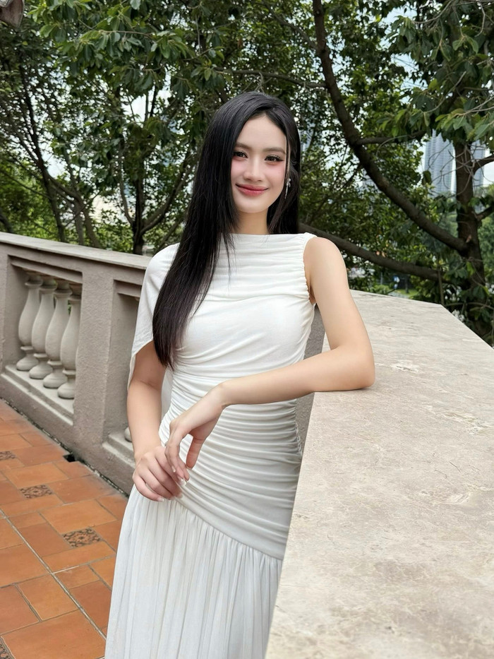 Hoa hậu Ý Nhi ngày càng xinh đẹp và gây thiện cảm bởi sự chín chắn, trưởng thành.