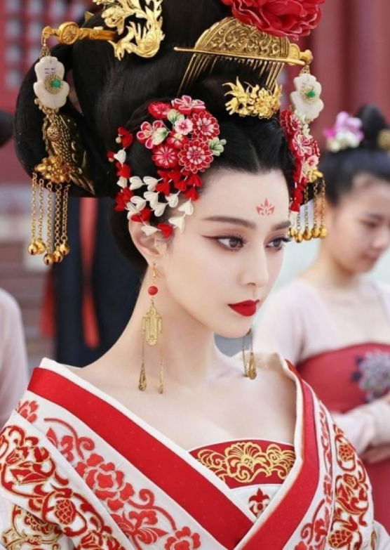 Võ Mỹ Nương từ cung nữ thấp kém bước lên đỉnh cao quyền lực bằng trí tuệ, bản lĩnh và tham vọng.