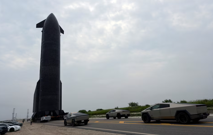 Tàu vũ trụ Starship của SpaceX được di chuyển ra khỏi cơ sở sản xuất hướng tới bệ phóng số 2 trước chuyến bay thử nghiệm thứ 12 của tàu vũ trụ Starship tại Starbase, Texas, Mỹ, ngày 19 tháng 5 năm 2026. Ảnh: Reuters