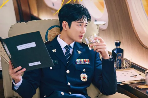 Ahn Bo Hyun tiếp tục khẳng định sức hút với diện mạo mới.