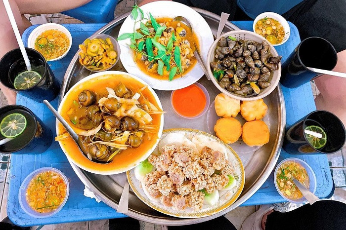 Không cần bàn ghế cầu kỳ, nhiều quán ăn đường phố rất hút thực khách vì đồ ăn chất lượng. Ảnh: @vanmin5301