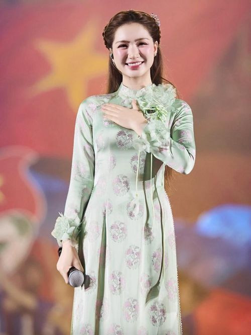 Ca sĩ Hòa Minzy quê ở Bắc Ninh.