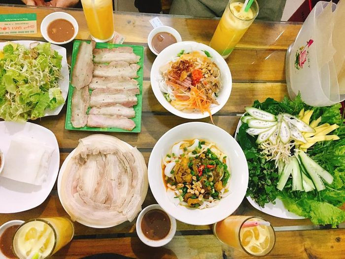 Một phần bánh tráng cuốn thịt heo. Ảnh: Quỳnh Đại Lộc
