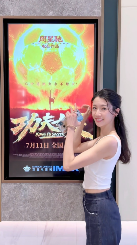 Sau khi hoàn thành công việc, Thái Tư Bối tự sang Thâm Quyến để xem suất chiếu đầu tiên của Kungfu nữ túc, chia sẻ khoảnh khắc xúc động với người hâm mộ. Ảnh: Weibo.