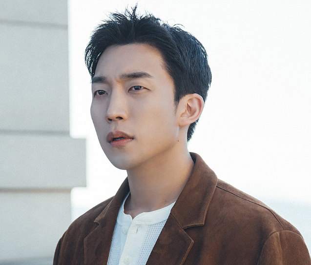 Lee Sang Yi vào vai trung úy Lee Dong Jin, người theo đuổi Kingfisher suốt nhiều năm.