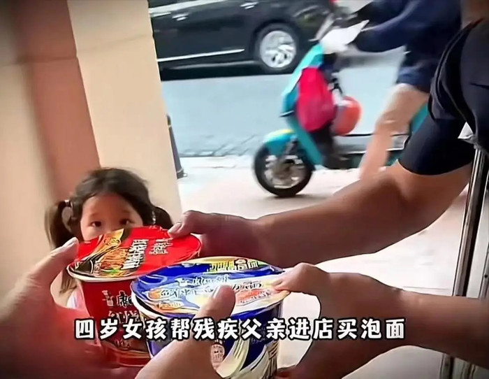 Bé gái 4 tuổi đi mua mì tôm một mình, câu nói khiến chủ tiệm lặng người Ảnh 1