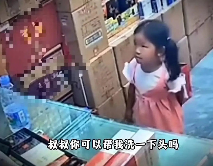 Bé gái 4 tuổi đi mua mì tôm một mình, câu nói khiến chủ tiệm lặng người Ảnh 2