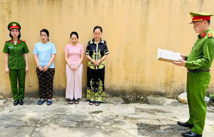 Đối tượng Trần Tiễn Như Nghi mặc áo màu xanh, đối tượng Nguyễn Thị Liên mặc áo màu hồng&nbsp;(chủ tiệm vàng Ngọc Tâm), đối tượng Hoàng Thị Thanh Nga mặc áo màu đen hoa vàng&nbsp;(chủ tiệm vàng Ngọc Châu Âu). Ảnh: Công an tỉnh Thanh Hóa