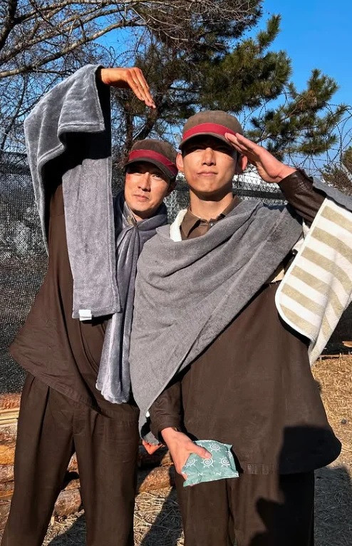So Ji Sub hài hước xin lỗi Ok Taecyeon sau một cảnh quay. Ngoài đời, cả hai có tình bạn thân thiết suốt nhiều năm qua.&nbsp;