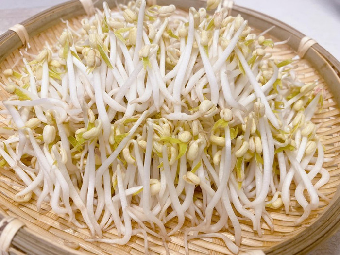 Giá đỗ là nguồn bổ sung chất xơ tự nhiên, hỗ trợ hệ tiêu hóa hoạt động hiệu quả hơn. (Ảnh minh họa từ Internet)