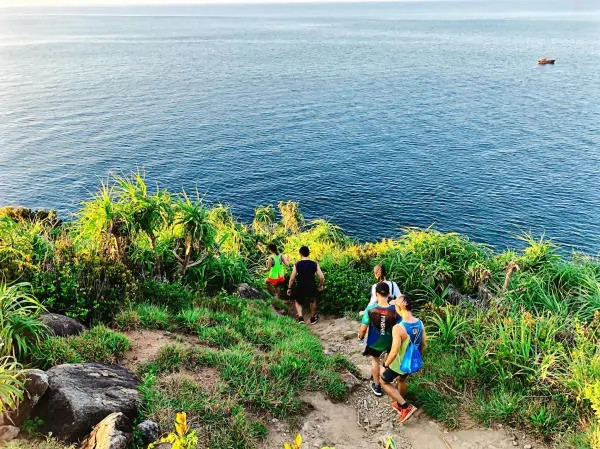 Lối dẫn xuống Mũi Nghê trên cung đường trekking ở bán đảo Sơn Trà. Ảnh: Bảo Lưu Quang