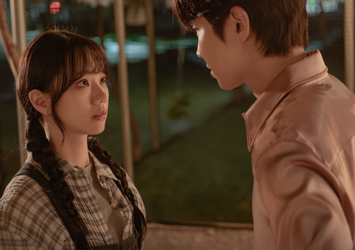 Ánh mắt của Woo Soo Bin và Ju Yi Jae chất chứa nhiều cảm xúc sau 15 năm chia xa.
