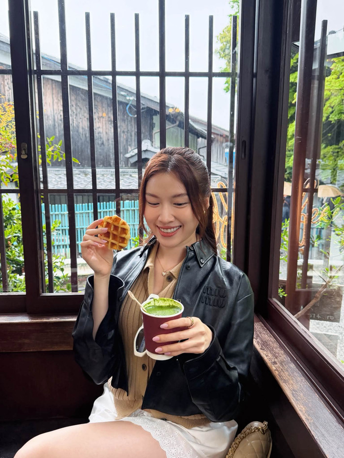 Nhan sắc tươi tắn giúp Thanh Thanh Huyền nổi bật giữa khung cảnh thơ mộng ở Kyoto. (Nguồn: FBNV)