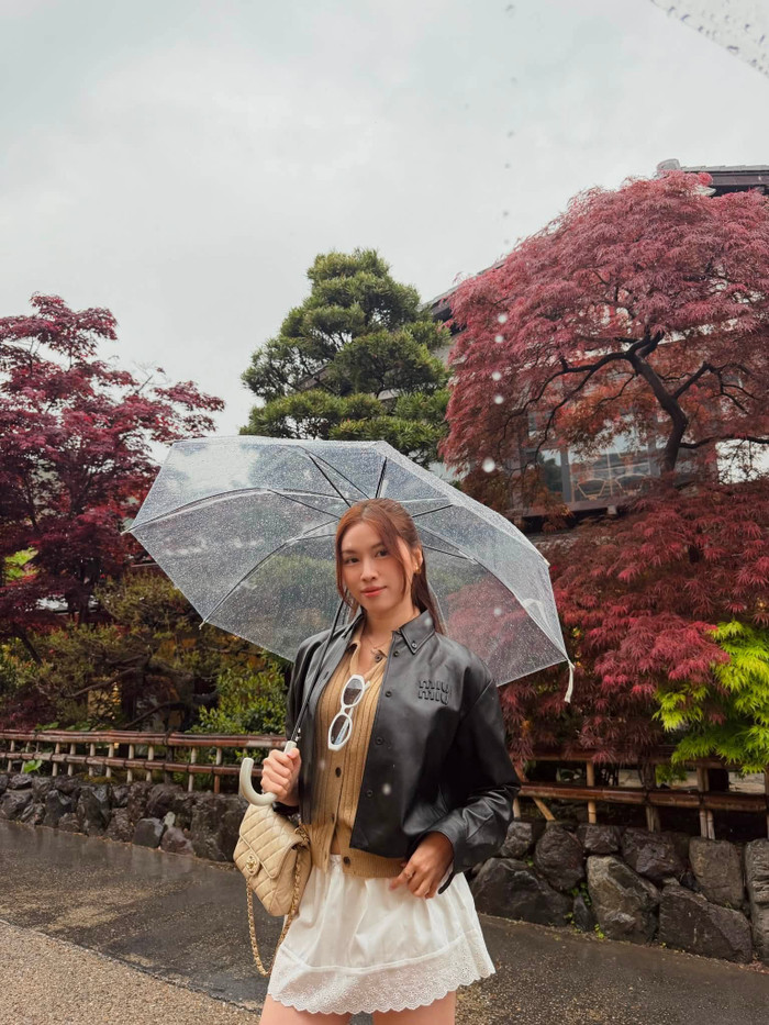 Thanh Thanh Huyền rạng rỡ dưới cơn mưa Kyoto, visual ngọt ngào chiếm trọn ấn tượng. (Nguồn: FBNV)