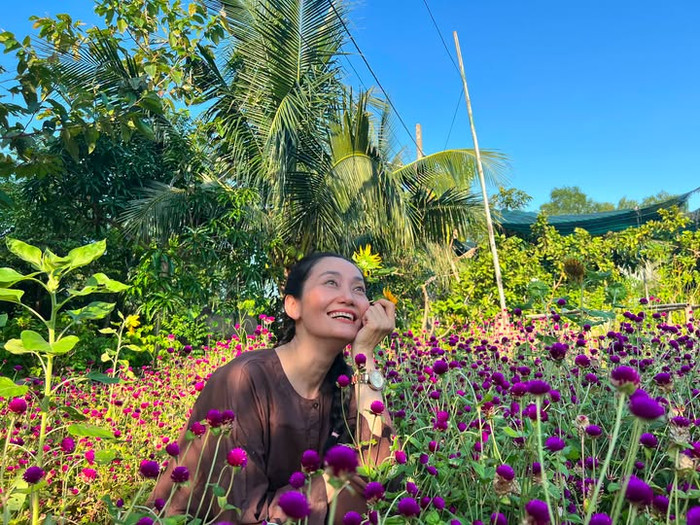 NSƯT Hạnh Thúy diện áo bà ba mộc mạc, gợi nhớ ký ức tuổi thơ bình yên. (Nguồn: FBNV)