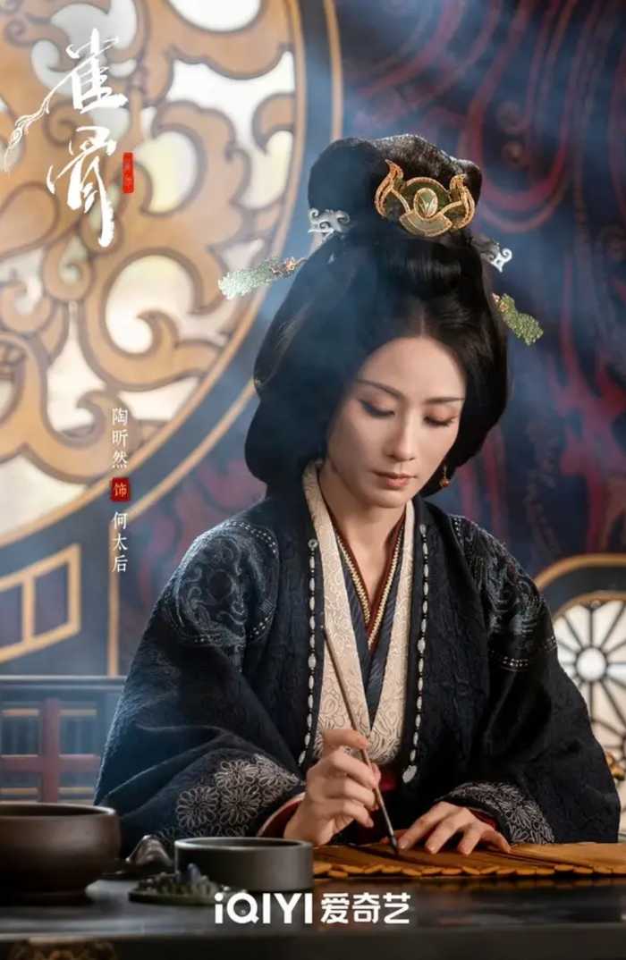 Đào Hân Nhiên gây bất ngờ khi hóa thân thành Hà Thái hậu đầy tham vọng trong Tước Cốt. Ảnh: iQIYI