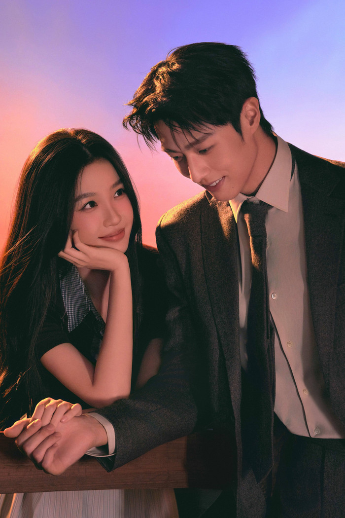 Ra mắt từ ngày 5/7/2026, Tỏa Sáng Như Những Vì Sao có sự tham gia của Ngu Thư Hân và Trần Tĩnh Khả. Thay vì tập trung vào chuyện tình yêu đơn thuần, bộ phim khai thác chủ đề giáo dục và chữa lành. Nhân vật Lâm Vãn Tinh là tiến sĩ tâm lý trở về quê làm giáo viên, đồng hành cùng huấn luyện viên bóng đá Vương Pháp để giúp một nhóm học sinh cá biệt vượt qua khó khăn trong cuộc sống. Thông qua các phương pháp giáo dục hiện đại và tâm lý học, tác phẩm truyền tải thông điệp về sự đồng hành, niềm tin và quá trình trưởng thành của người trẻ.