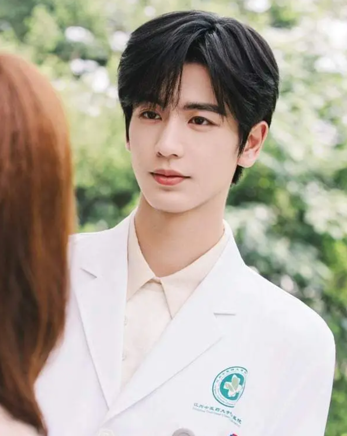 Trương Lăng Hách giữ vững phong độ 'mỹ nam màn ảnh' nhờ khí chất thư sinh thanh nhã trong tạo hình cổ trang lẫn hiện đại. Ảnh: Weibo