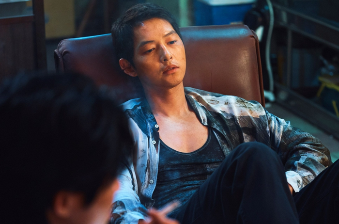 Sau thành công của Cậu út nhà tài phiệt, Song Joong Ki liên tiếp thử sức với những dự án điện ảnh mang màu sắc tâm lý và hiện thực.