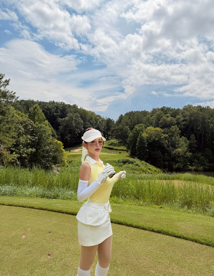 Body săn chắc cùng thần thái cuốn hút giúp Huyền Baby nổi bật giữa sân golf. (Nguồn: FBNV)