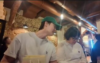 Người phụ nữ trong bức ảnh được xác nhận là stylist lâu năm của Lee Jong Suk. (Nguồn: Koreaboo)