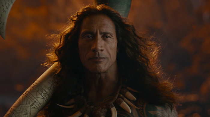 Dwayne Johnson trực tiếp hóa thân thành Maui trước ống kính với mái tóc xoăn dài và chiếc móc câu đặc trưng trong bản live-action 2026. Ảnh: NSX