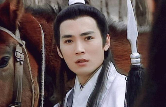 Long Khiếu Vân đem lòng yêu Lâm Thi Âm và đưuọc huynh đệ kết nghĩa nhường người mình yêu.