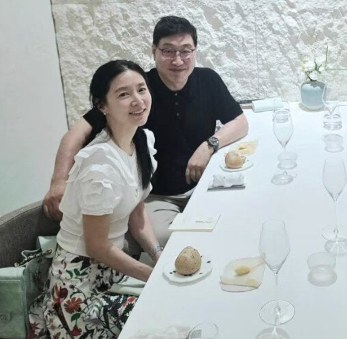 Lee Young Ae ăn diện điệu đà khi cùng chồng gặp gỡ bạn bè thân thiết. Ảnh chụp màn hình