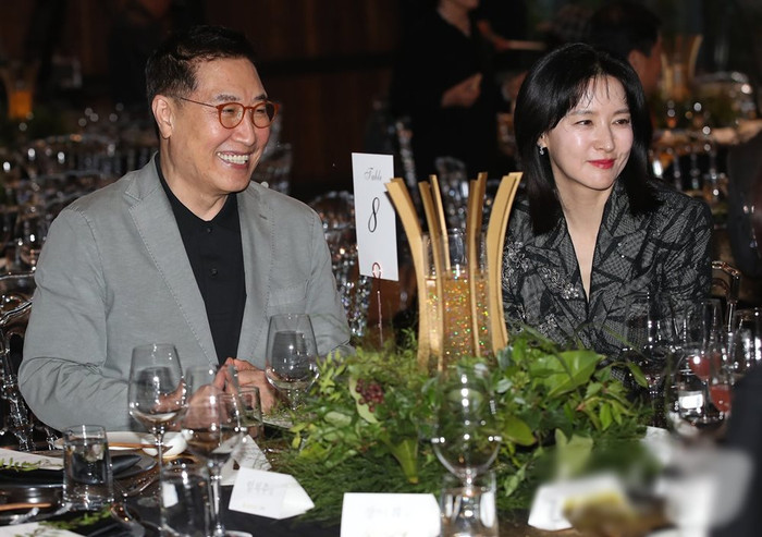 Lee Young Ae được khen ngày càng xinh đẹp, quyến rũ khi chung sống với ông xã U80 và con trai, con gái. Ảnh: Naver