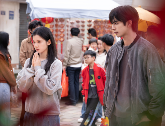 Mối quan hệ giữa Trần Dị và Miêu Tĩnh được xây dựng từ những tổn thương và sự đồng hành.