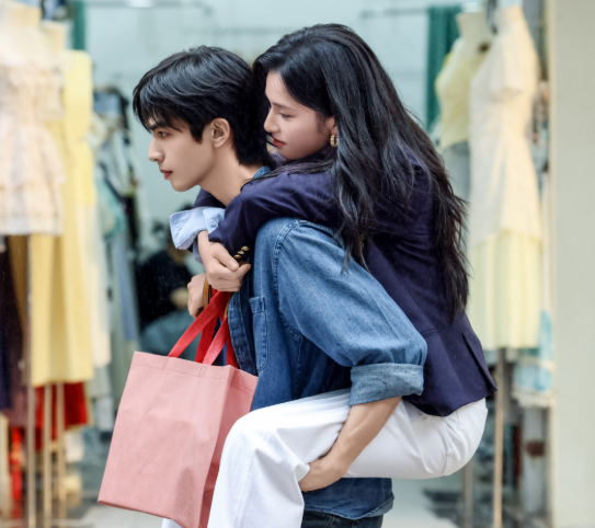 Cặp đôi chính gây chú ý nhờ phản ứng hóa học tự nhiên ngay từ những tập đầu.