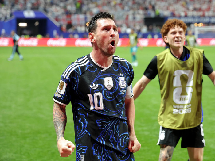 Báo chí Anh bày tỏ sự tiếc nuối sau khi tuyển Anh để Argentina ngược dòng 2-1, trong đó Messi trở thành tâm điểm với hai đường kiến tạo. Ảnh: FIFA